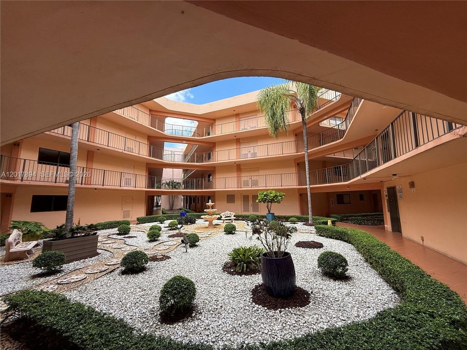 For Sale: $225,000 (2 beds, 2 baths, 965 Square Feet)
