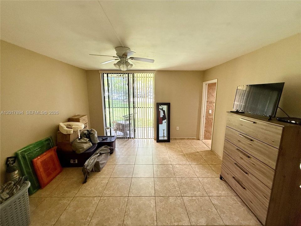 For Sale: $225,000 (2 beds, 2 baths, 965 Square Feet)