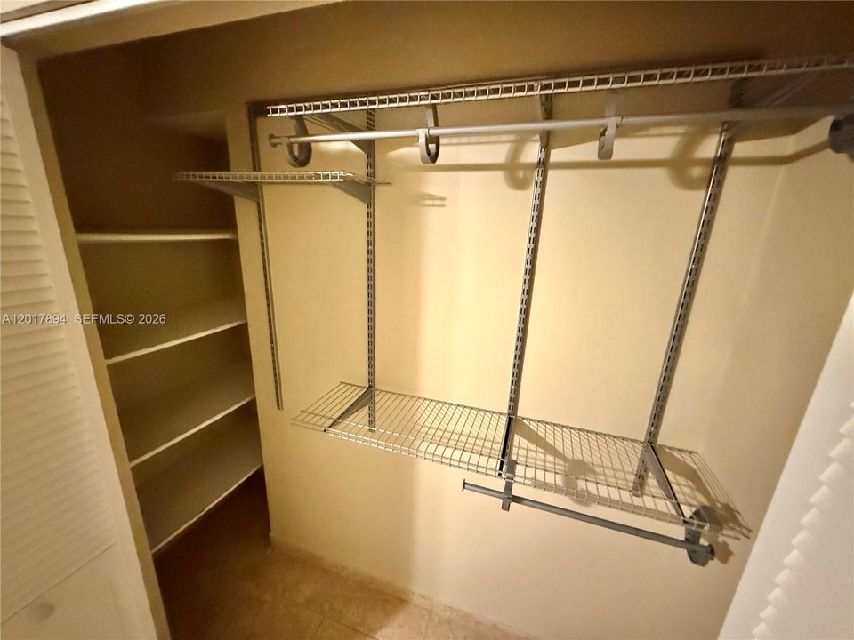 For Sale: $225,000 (2 beds, 2 baths, 965 Square Feet)
