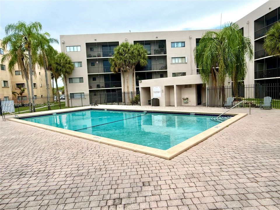 For Sale: $225,000 (2 beds, 2 baths, 965 Square Feet)