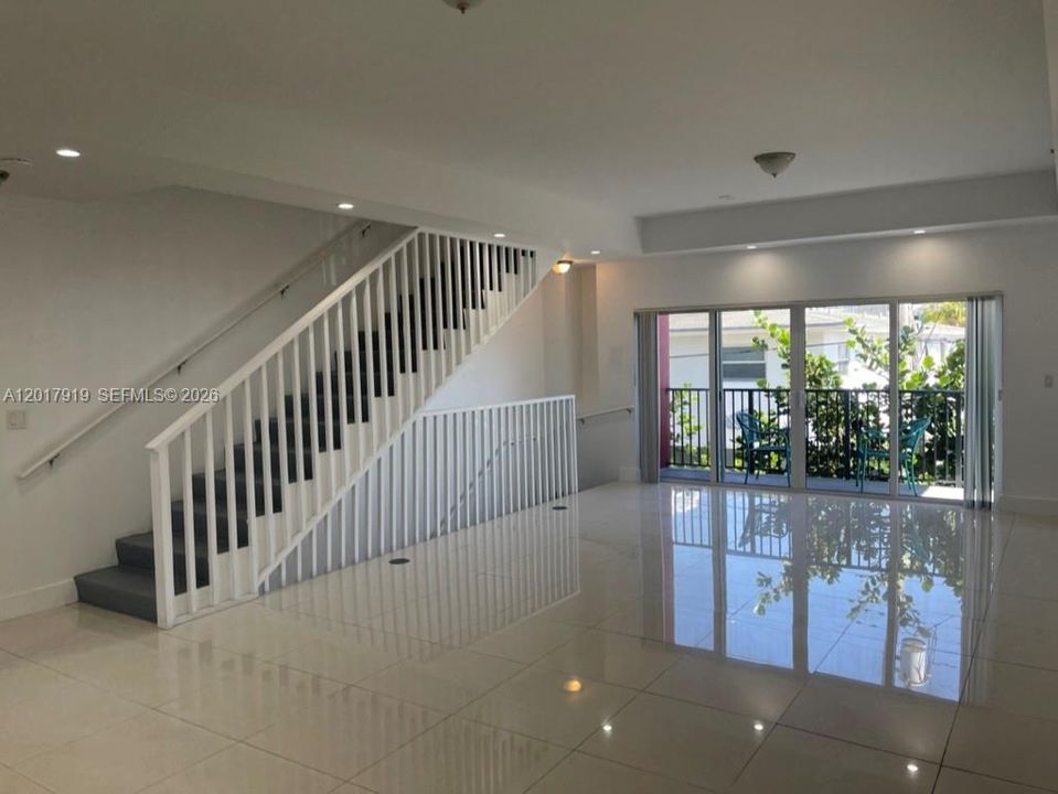 Activo con contrato: $3,500 (3 camas, 3 baños, 1850 Pies cuadrados)