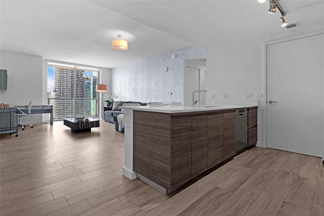 Active With Contract: $3,499 (1 beds, 1 baths, 812 Square Feet)