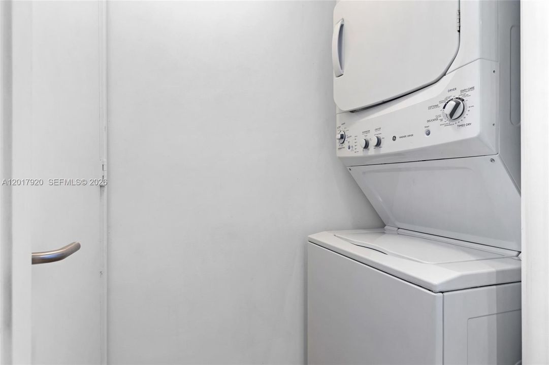Active With Contract: $3,499 (1 beds, 1 baths, 812 Square Feet)