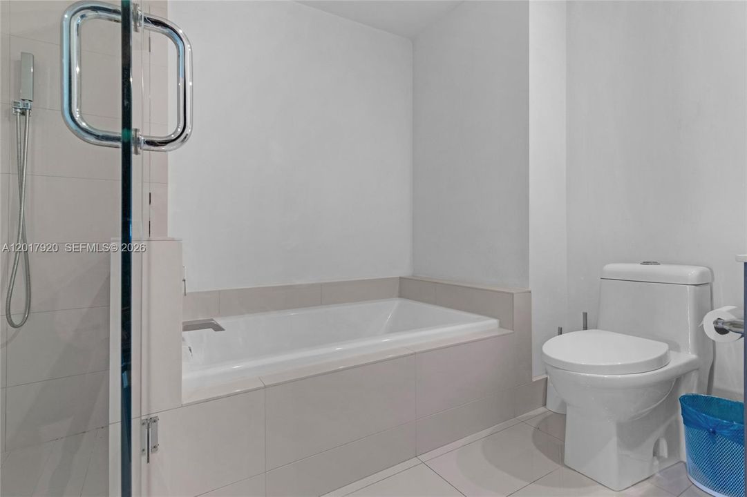 Active With Contract: $3,499 (1 beds, 1 baths, 812 Square Feet)