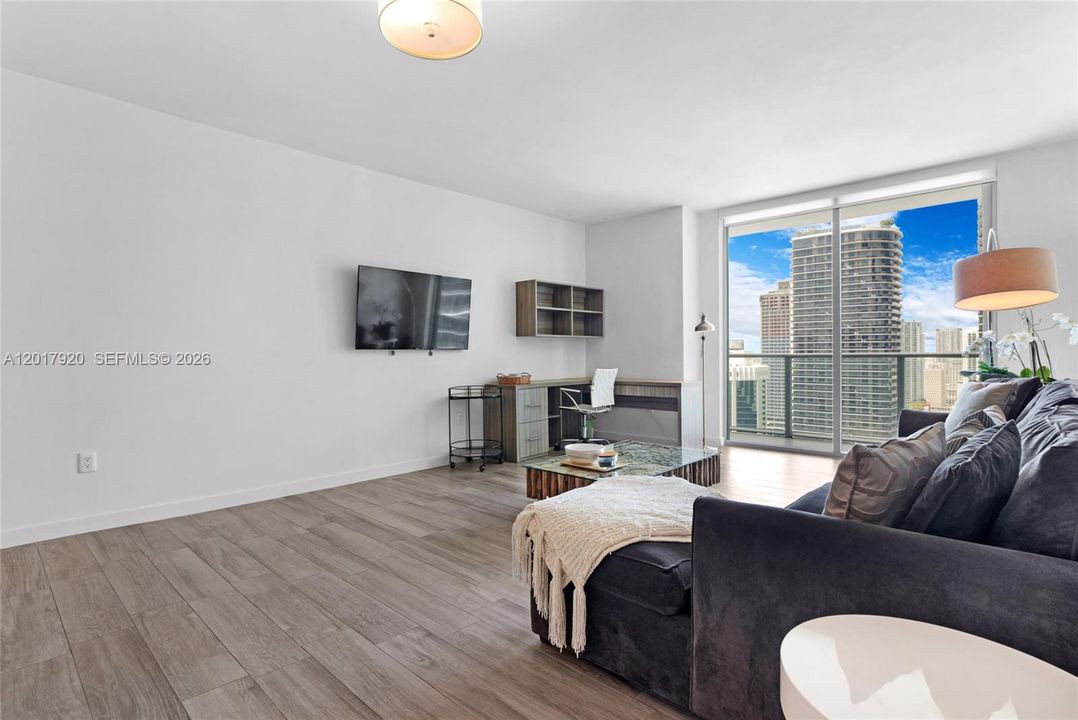 Active With Contract: $3,499 (1 beds, 1 baths, 812 Square Feet)