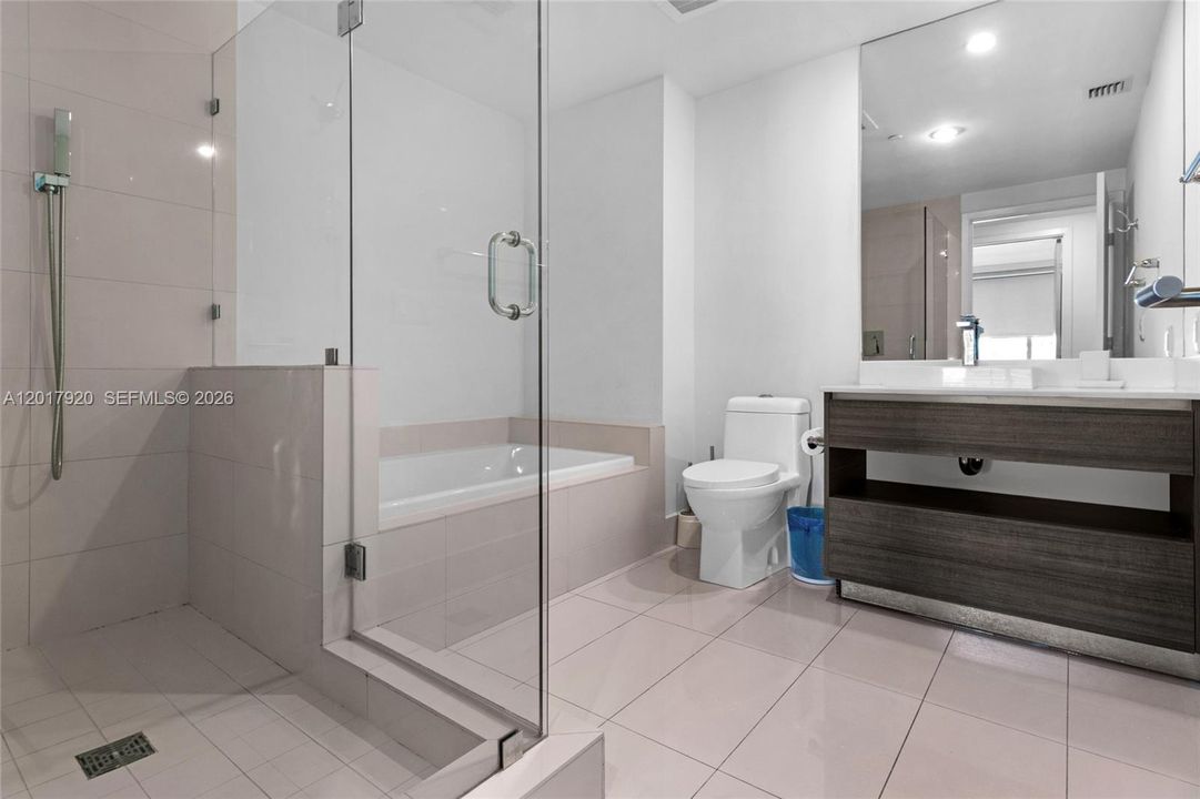 Active With Contract: $3,499 (1 beds, 1 baths, 812 Square Feet)