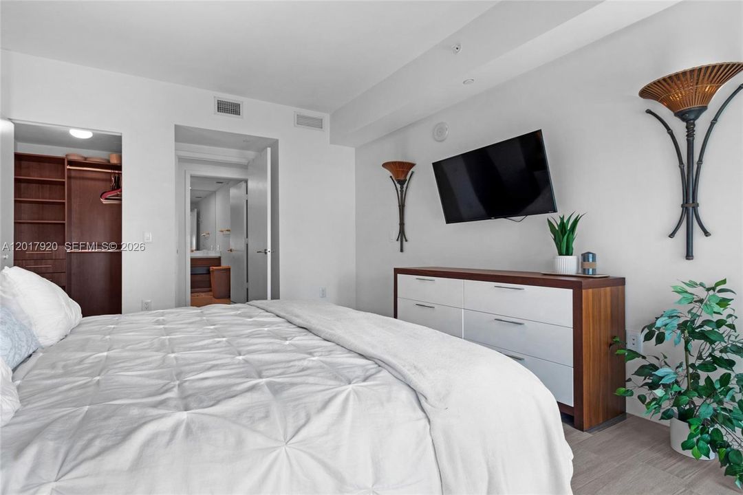 Active With Contract: $3,499 (1 beds, 1 baths, 812 Square Feet)