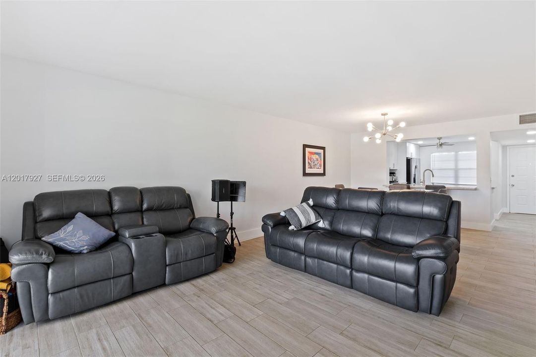 Active With Contract: $235,000 (2 beds, 2 baths, 1192 Square Feet)