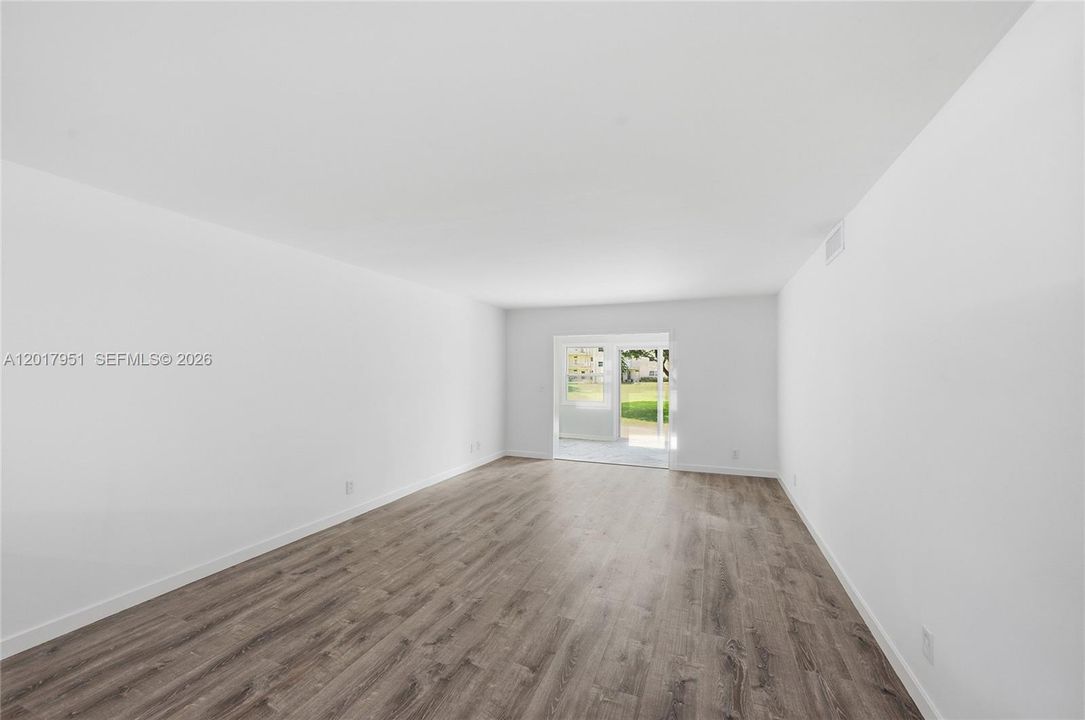 For Sale: $220,000 (2 beds, 2 baths, 960 Square Feet)