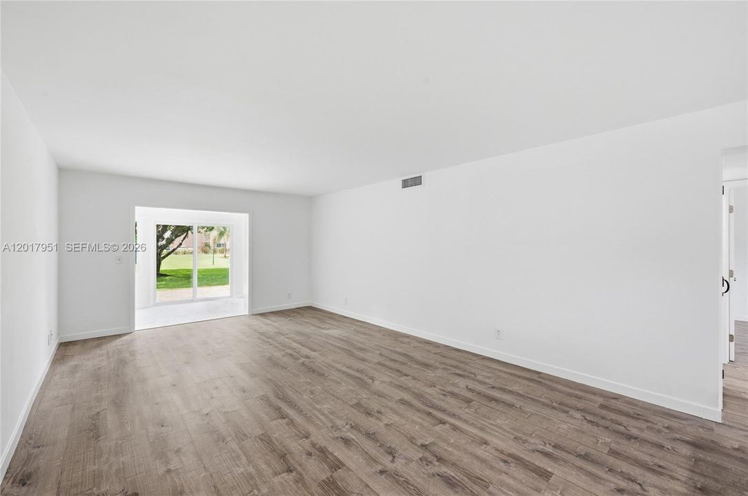 For Sale: $220,000 (2 beds, 2 baths, 960 Square Feet)