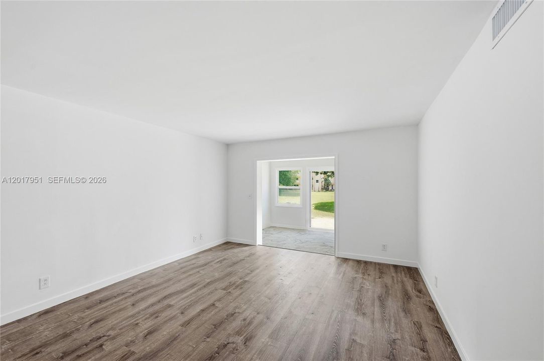 For Sale: $220,000 (2 beds, 2 baths, 960 Square Feet)