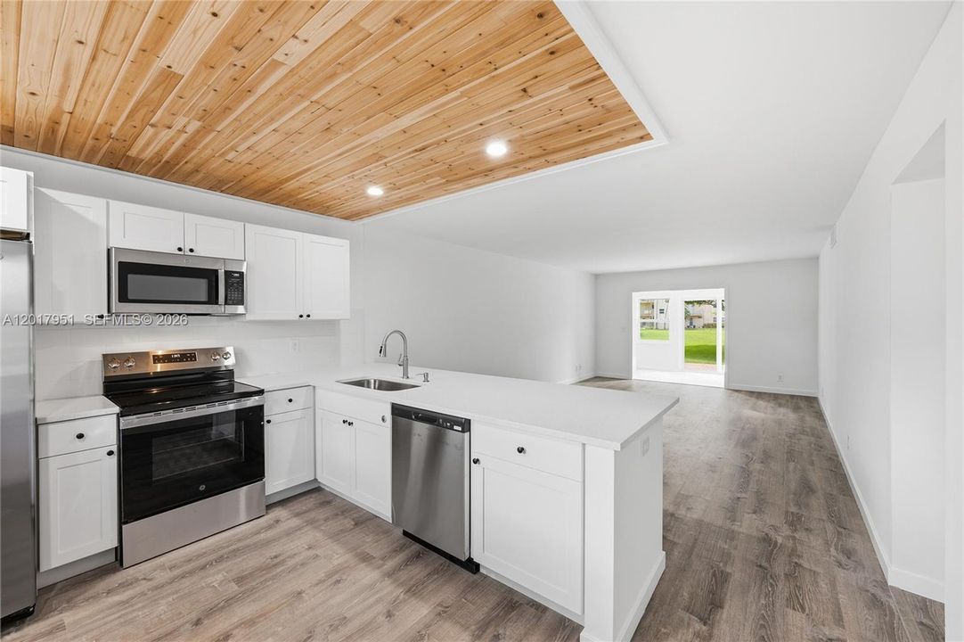 For Sale: $220,000 (2 beds, 2 baths, 960 Square Feet)