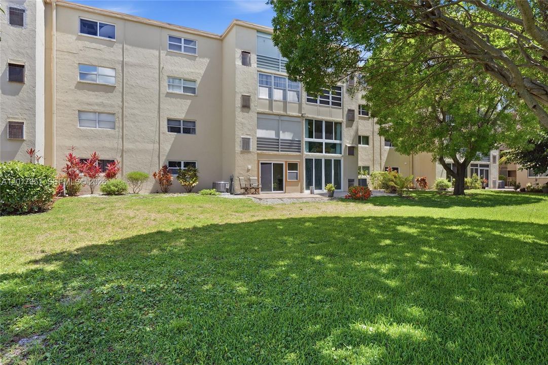 For Sale: $220,000 (2 beds, 2 baths, 960 Square Feet)