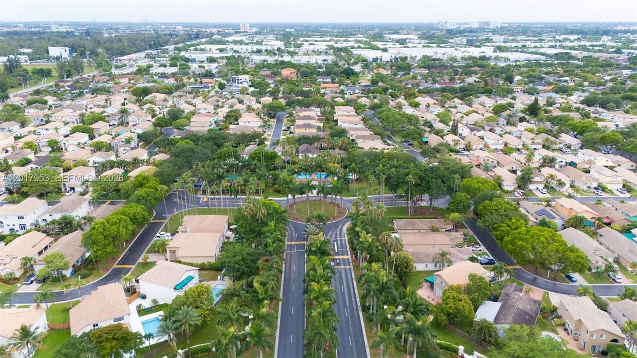 Под контрактом: $795,000 (3 спален, 2 ванн, 1934 Квадратных фут)