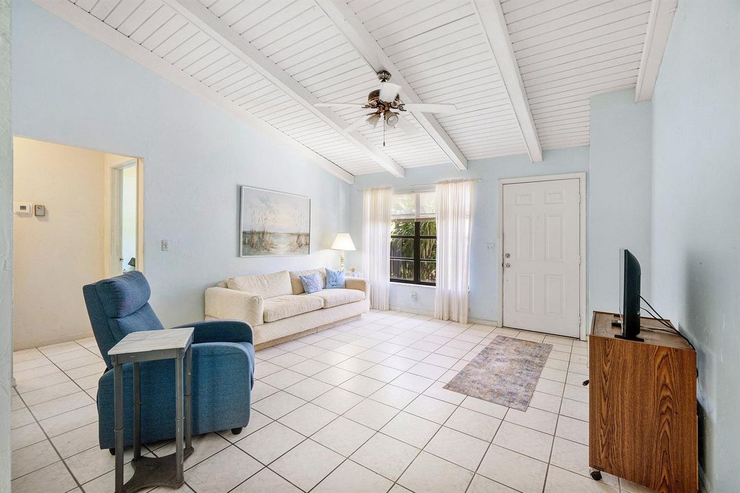 010-5ViaDeCasasNorte-BoyntonBeach-FL-33