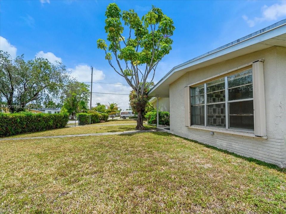 Activo con contrato: $449,000 (2 camas, 1 baños, 1426 Pies cuadrados)