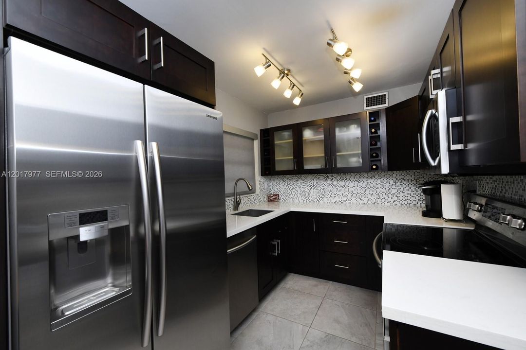 Active With Contract: $298,000 (2 beds, 1 baths, 933 Square Feet)
