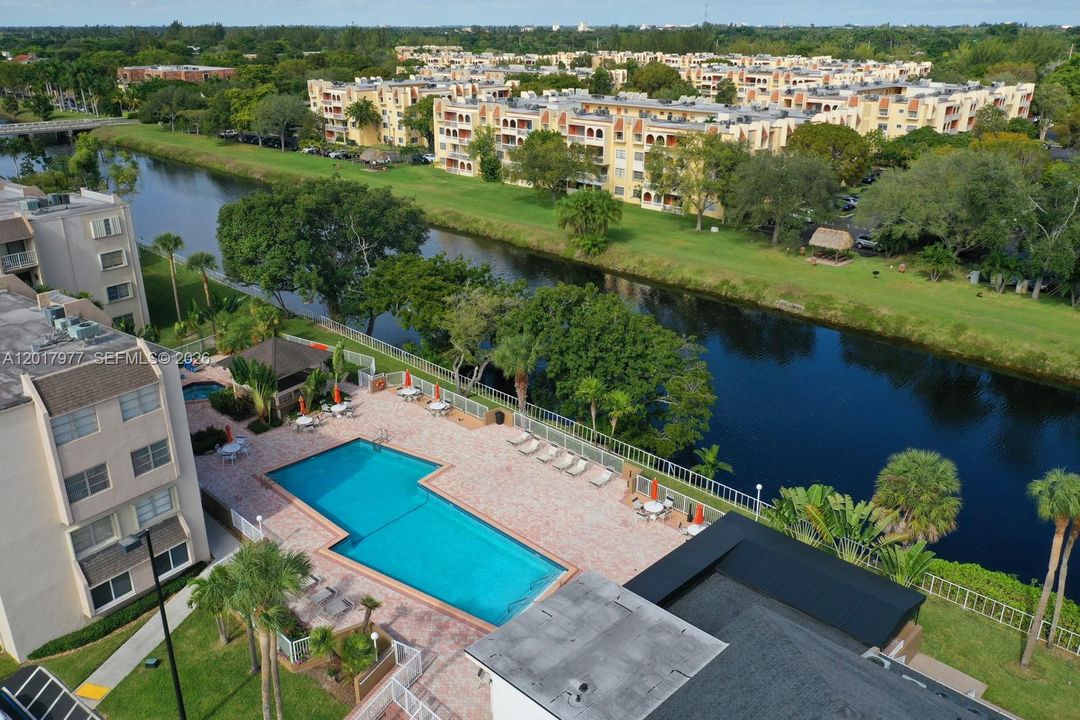 Active With Contract: $298,000 (2 beds, 1 baths, 933 Square Feet)