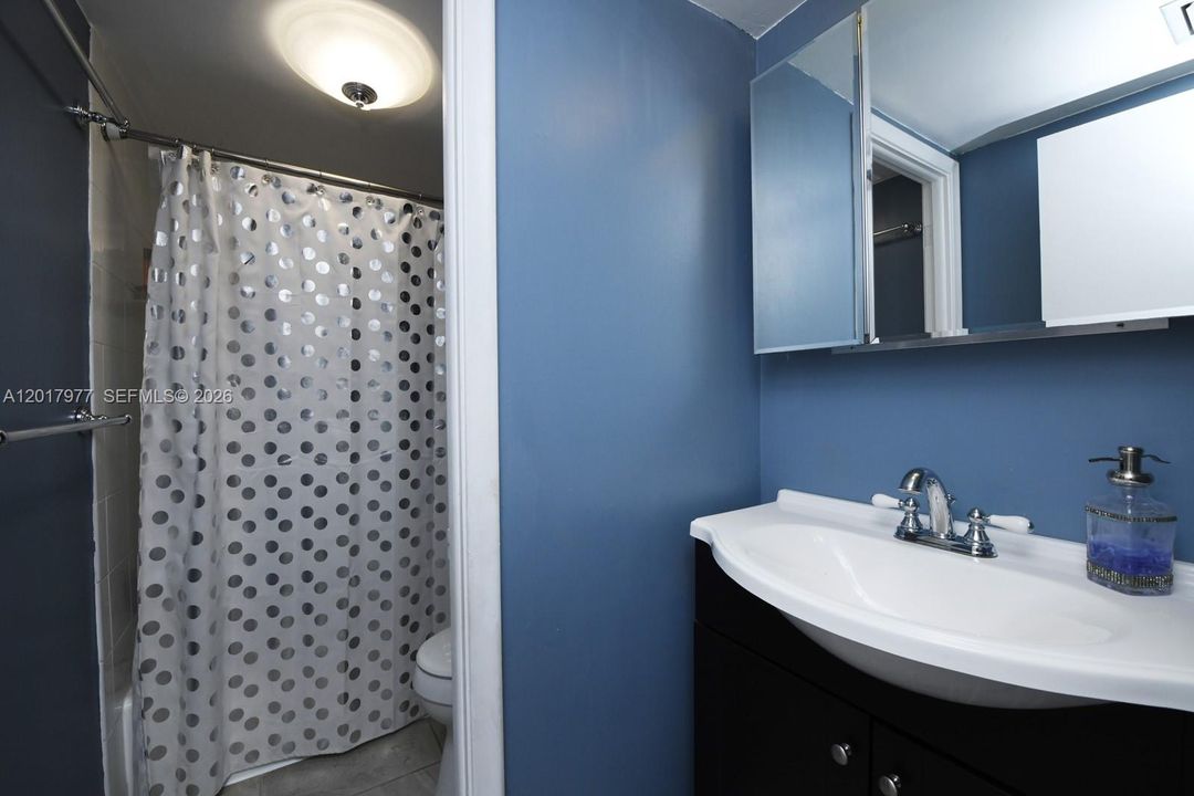 Active With Contract: $298,000 (2 beds, 1 baths, 933 Square Feet)
