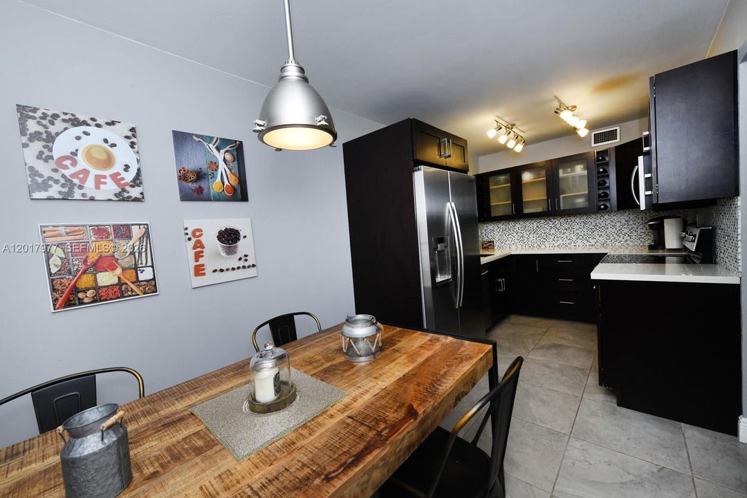 Active With Contract: $298,000 (2 beds, 1 baths, 933 Square Feet)