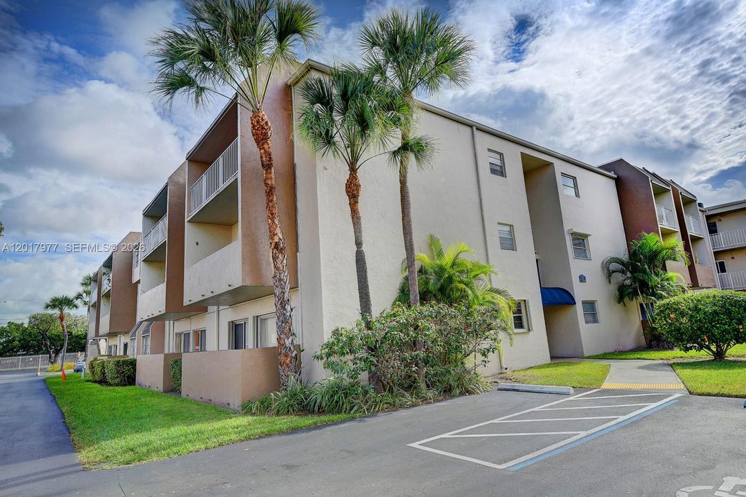 Active With Contract: $298,000 (2 beds, 1 baths, 933 Square Feet)