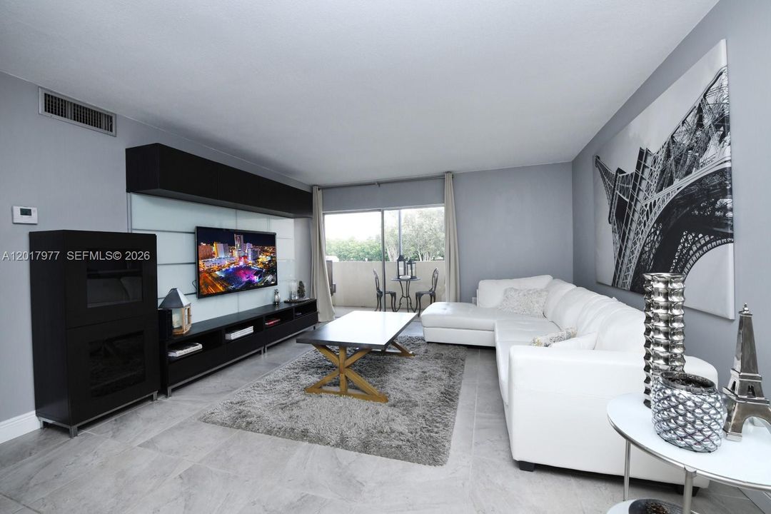 Active With Contract: $298,000 (2 beds, 1 baths, 933 Square Feet)