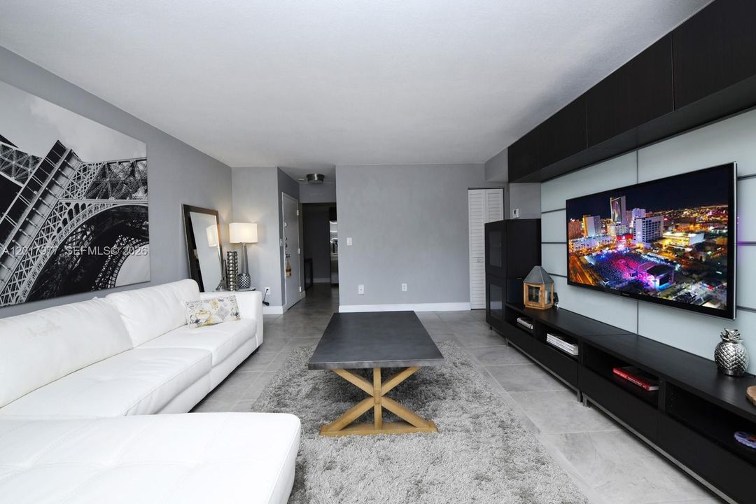 Active With Contract: $298,000 (2 beds, 1 baths, 933 Square Feet)