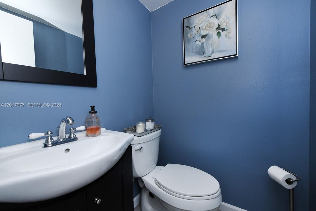 Active With Contract: $298,000 (2 beds, 1 baths, 933 Square Feet)