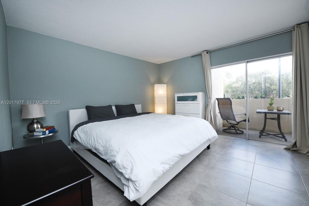 Active With Contract: $298,000 (2 beds, 1 baths, 933 Square Feet)