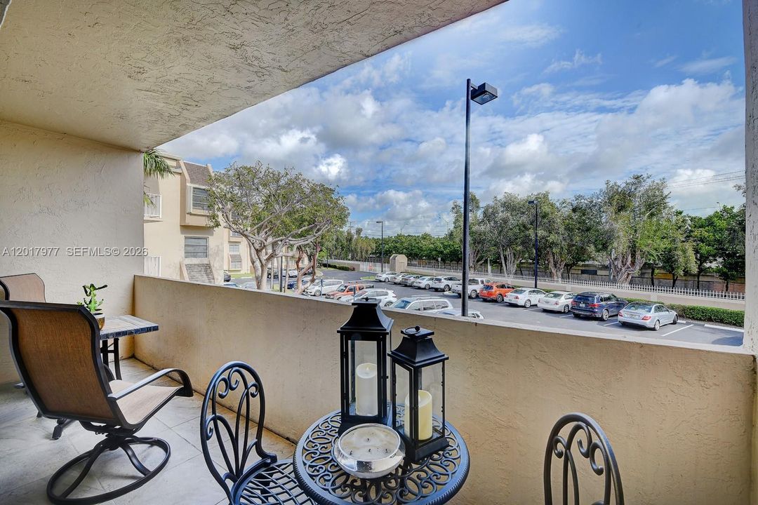 Active With Contract: $298,000 (2 beds, 1 baths, 933 Square Feet)
