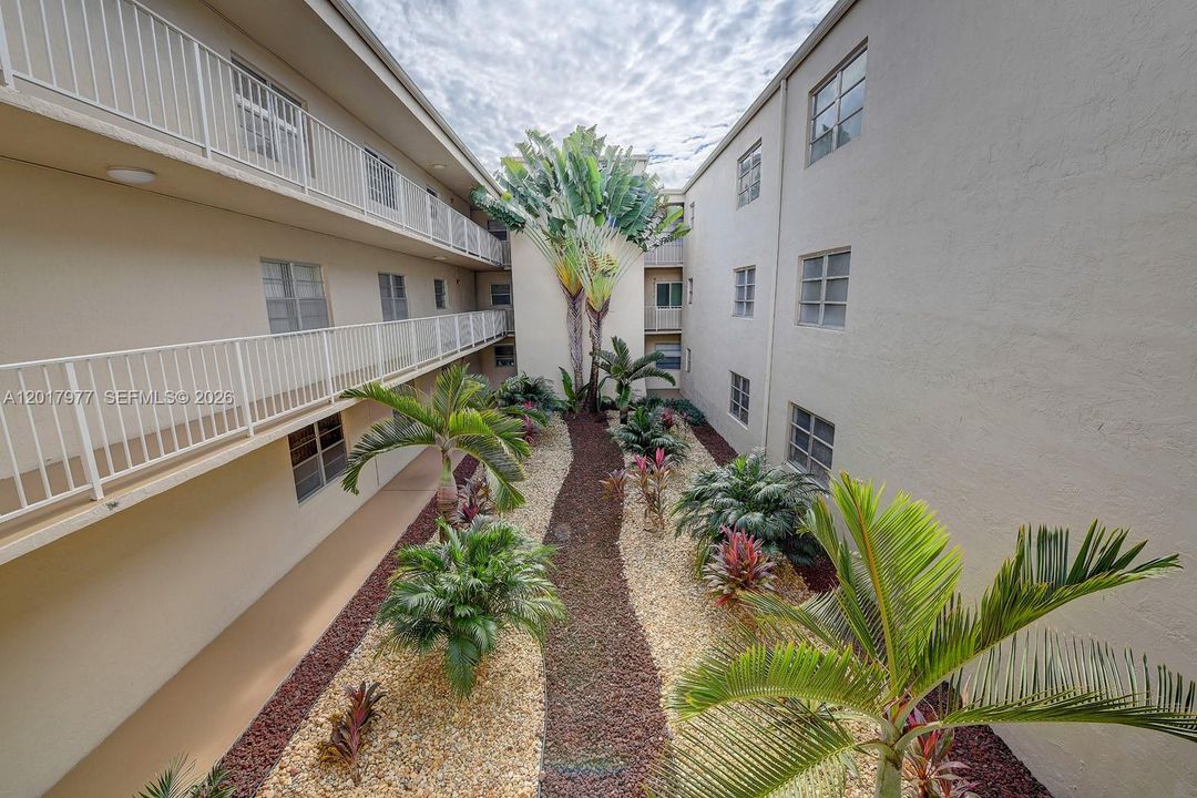 Active With Contract: $298,000 (2 beds, 1 baths, 933 Square Feet)