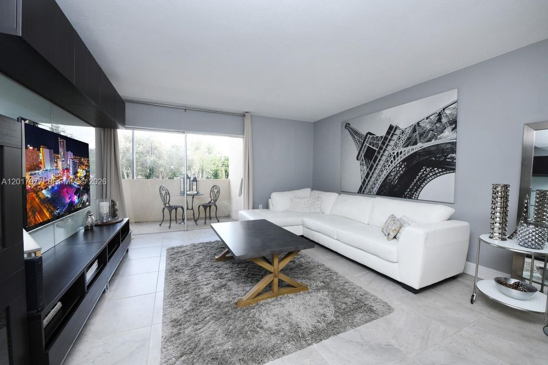 Active With Contract: $298,000 (2 beds, 1 baths, 933 Square Feet)