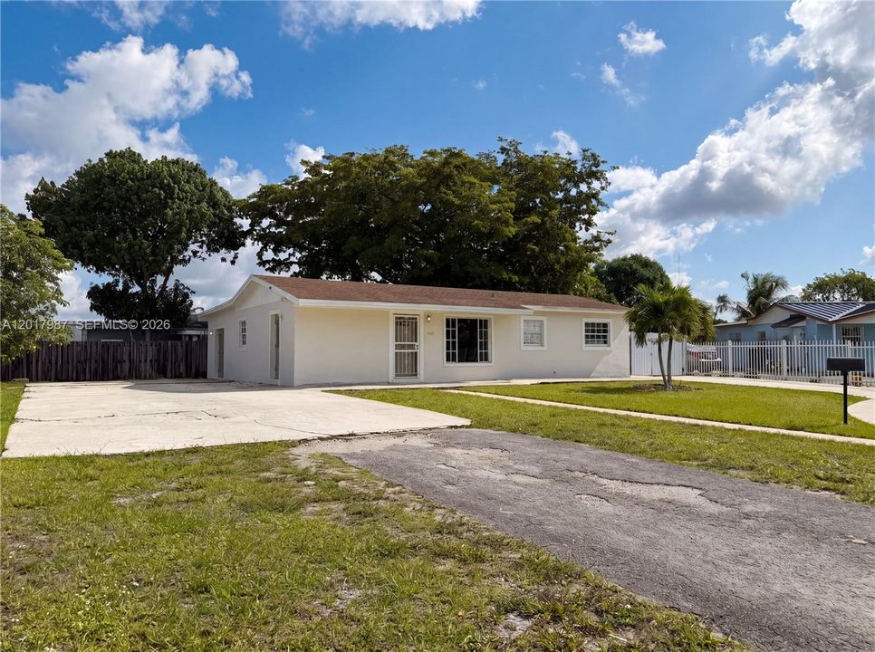Под контрактом: $490,000 (3 спален, 1 ванн, 1012 Квадратных фут)