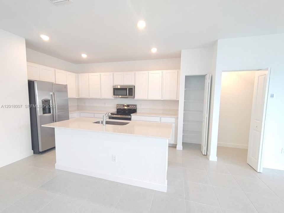 For Rent: $2,500 (3 beds, 2 baths, 1821 Square Feet)