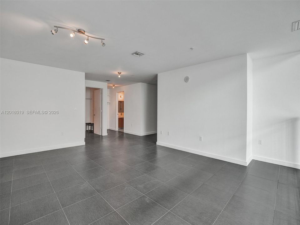 For Sale: $599,000 (1 beds, 1 baths, 1328 Square Feet)
