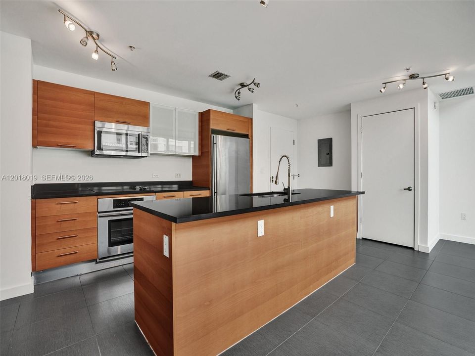 For Sale: $599,000 (1 beds, 1 baths, 1328 Square Feet)
