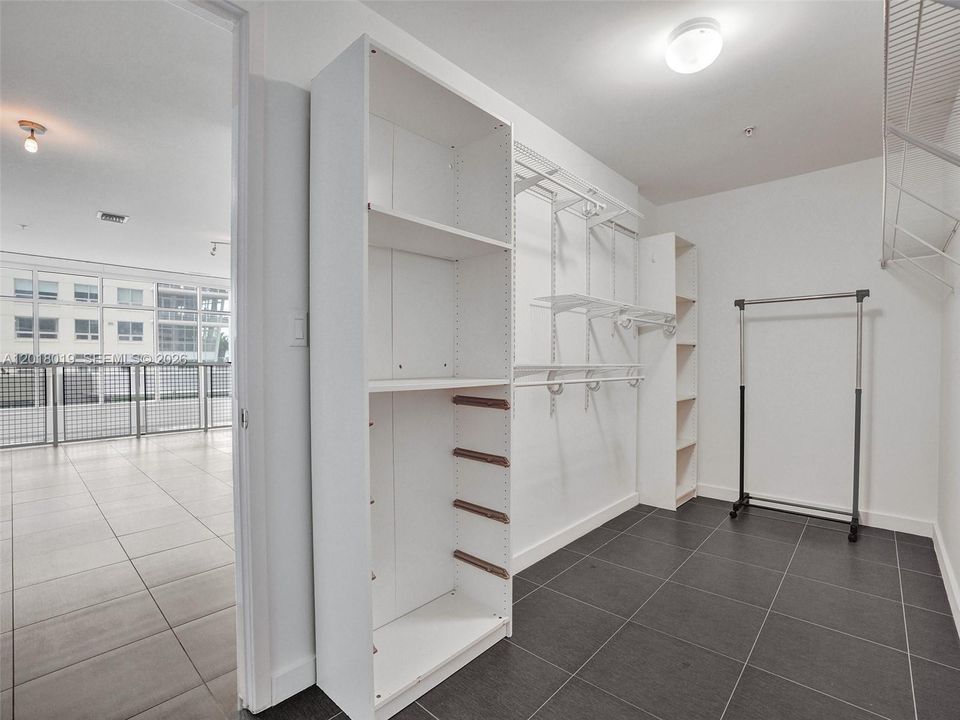 For Sale: $599,000 (1 beds, 1 baths, 1328 Square Feet)