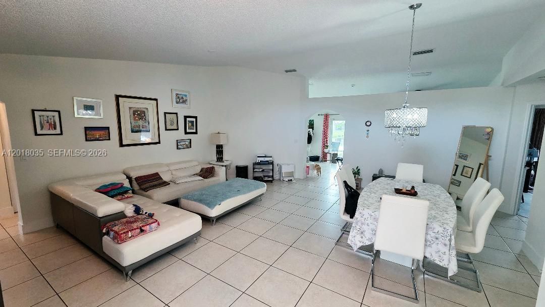 En Renta: $4,900 (4 camas, 2 baños, 1975 Pies cuadrados)