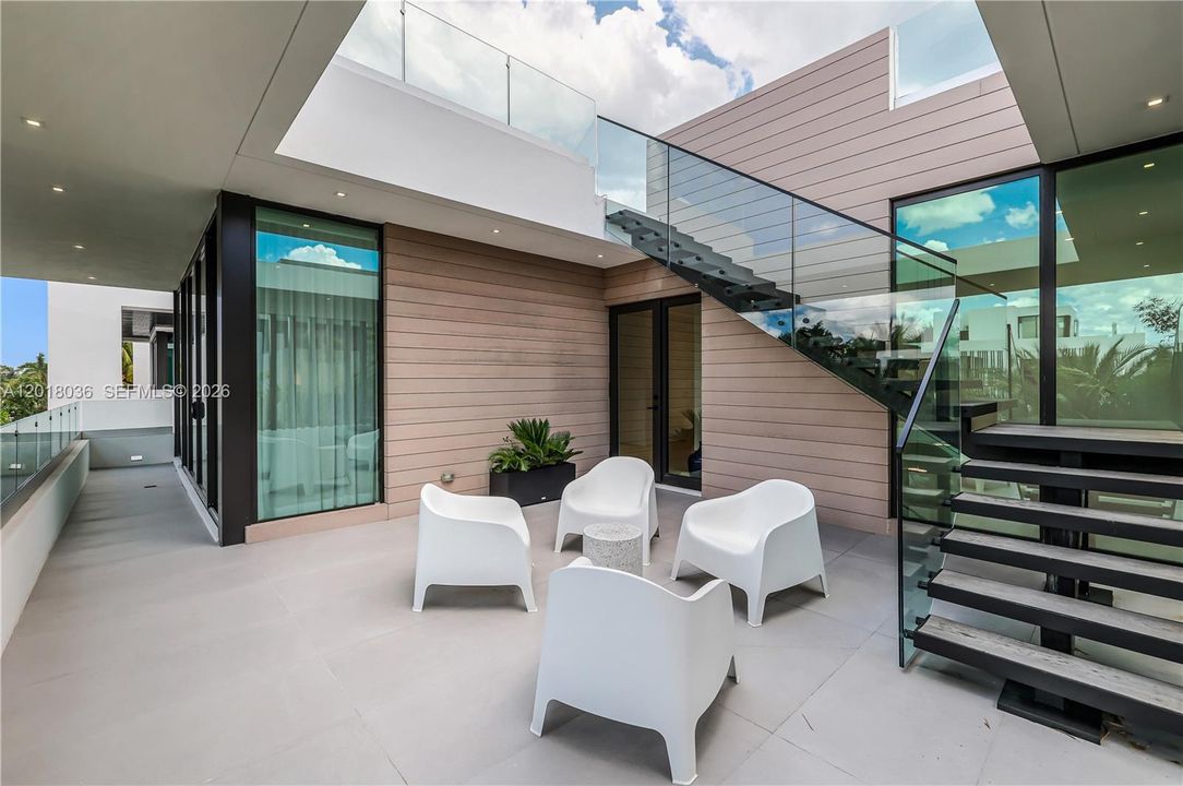 For Sale: $6,575,000 (4 beds, 4 baths, 3650 Square Feet)