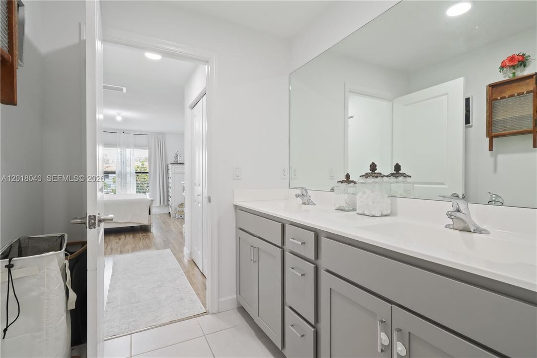Под контрактом: $2,995 (4 спален, 2 ванн, 1861 Квадратных фут)