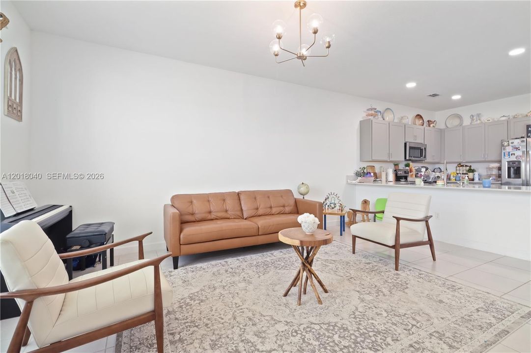 Под контрактом: $2,995 (4 спален, 2 ванн, 1861 Квадратных фут)