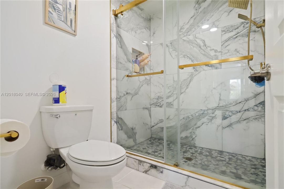 Под контрактом: $2,995 (4 спален, 2 ванн, 1861 Квадратных фут)