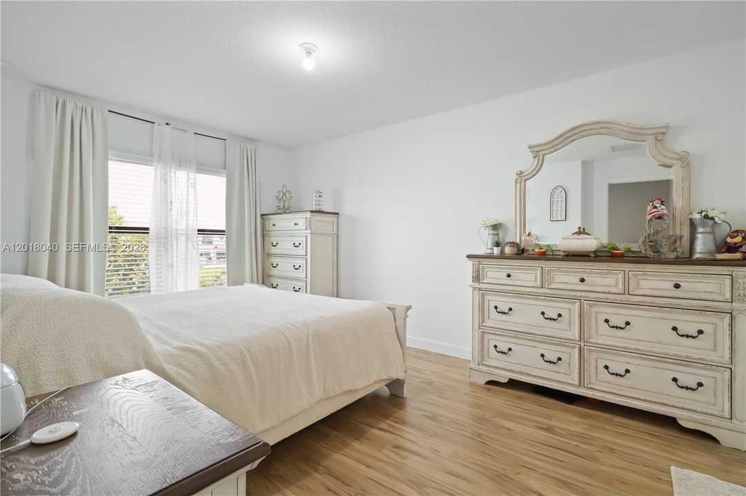 Под контрактом: $2,995 (4 спален, 2 ванн, 1861 Квадратных фут)
