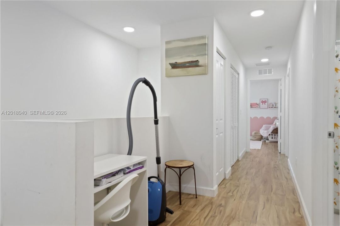 Под контрактом: $2,995 (4 спален, 2 ванн, 1861 Квадратных фут)
