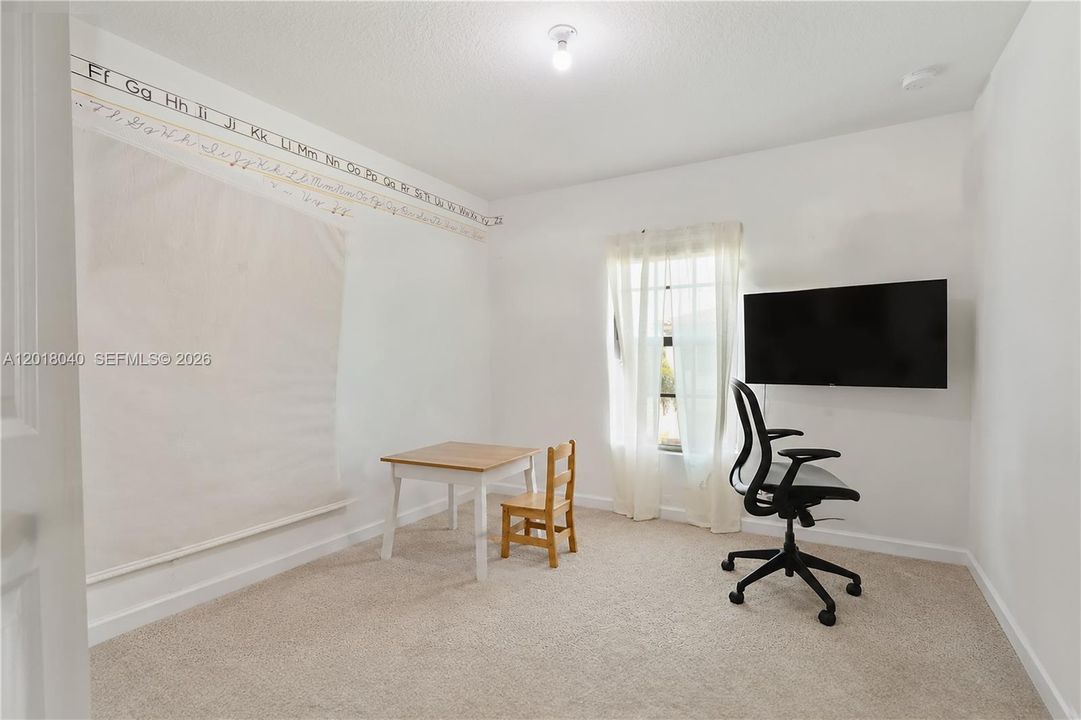 Под контрактом: $2,995 (4 спален, 2 ванн, 1861 Квадратных фут)