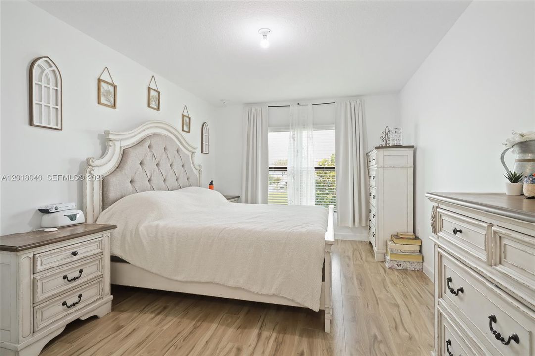 Под контрактом: $2,995 (4 спален, 2 ванн, 1861 Квадратных фут)