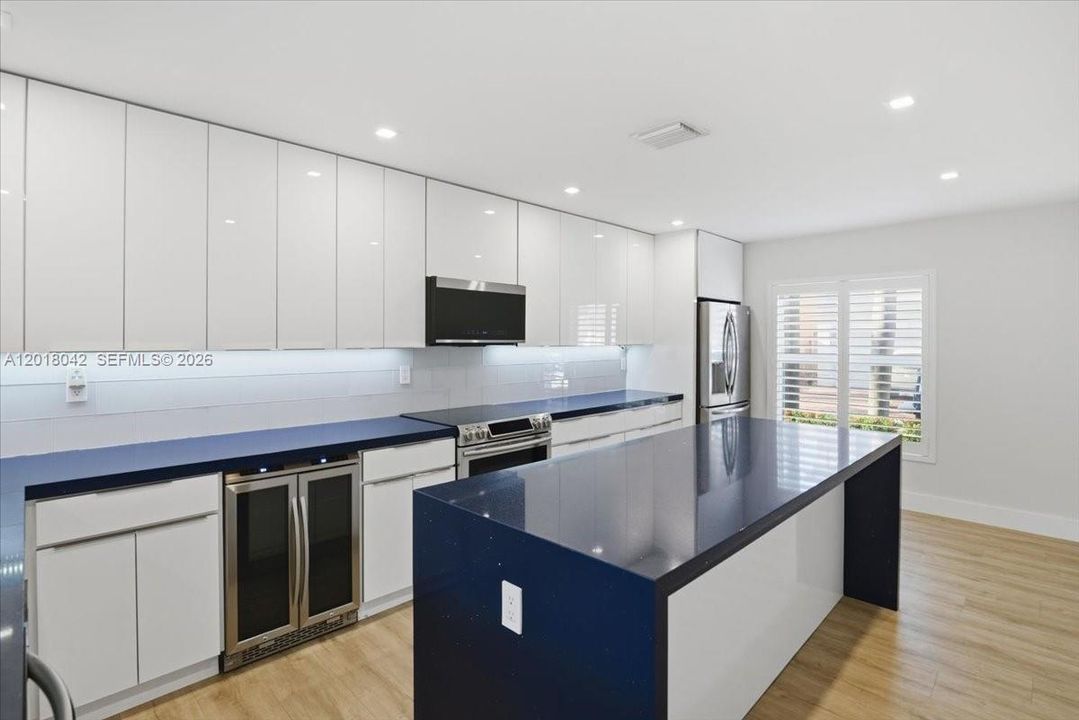 Под контрактом: $4,799 (4 спален, 2 ванн, 1798 Квадратных фут)
