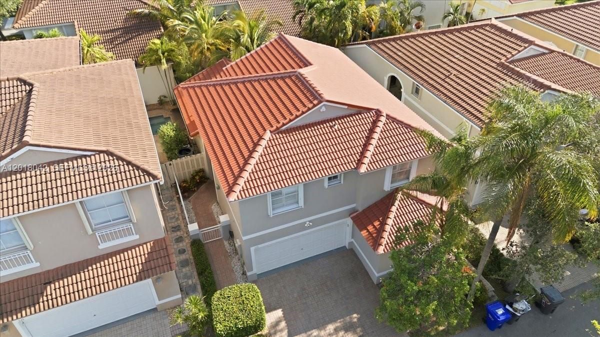 Под контрактом: $4,799 (4 спален, 2 ванн, 1798 Квадратных фут)