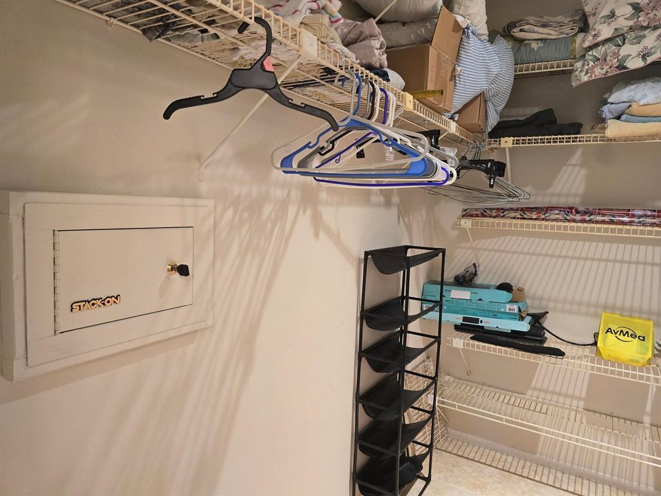 MASTER BDRM CLOSET