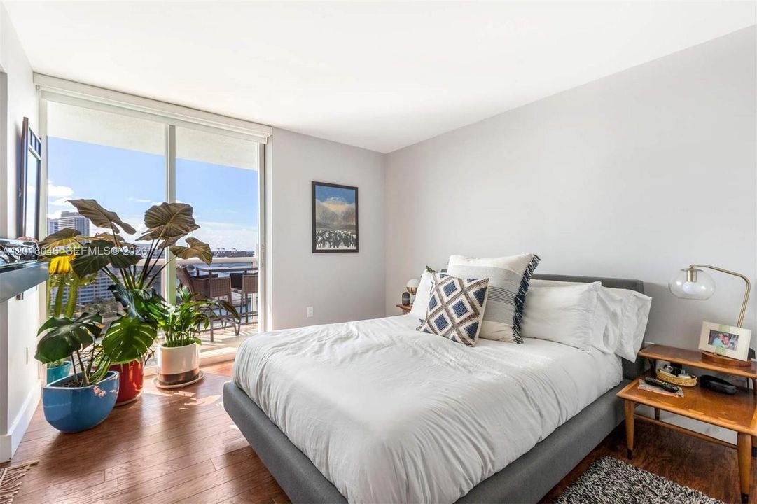 For Sale: $1,099,000 (2 beds, 2 baths, 1110 Square Feet)